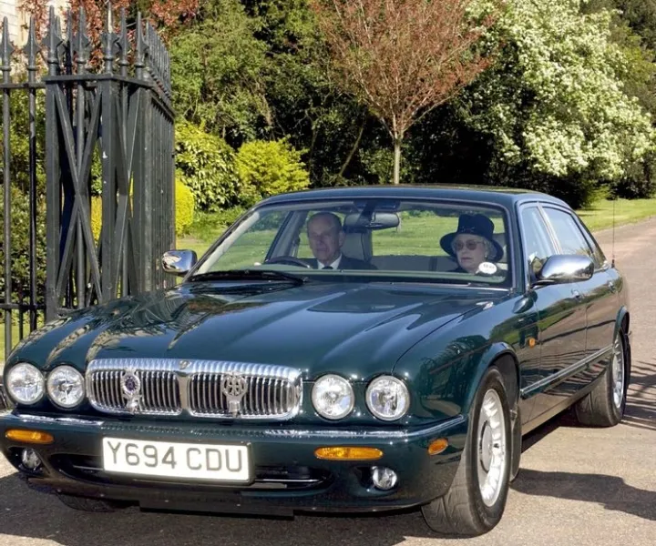 Nữ hoàng Anh Elizabeth II và niềm đam mê với xe cộ đáng kinh ngạc