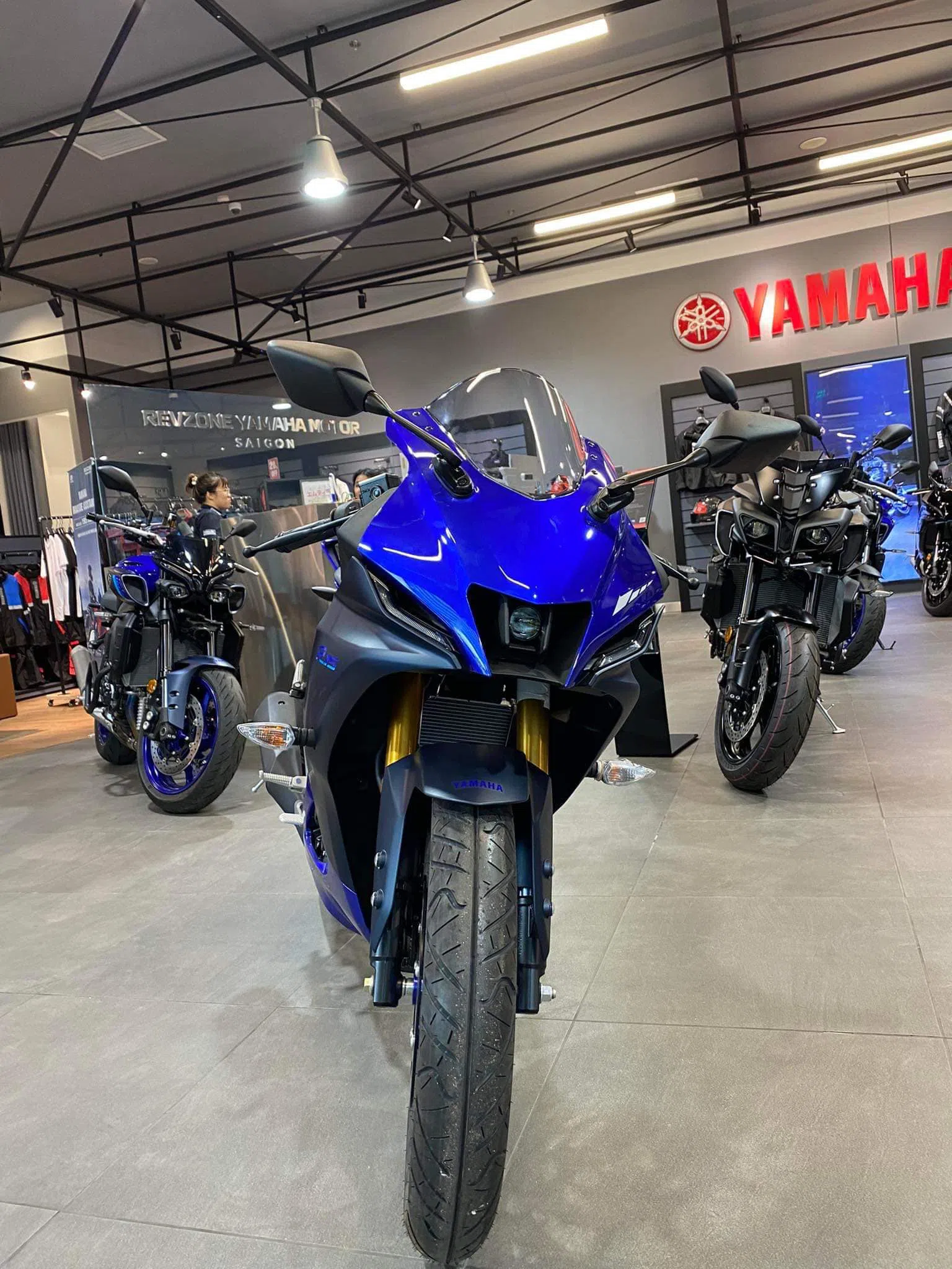 Cận cảnh Yamaha R15 và R15M tại đại lý: thiết kế siêu đẹp, giá từ 78-87 triệu đồng 191911