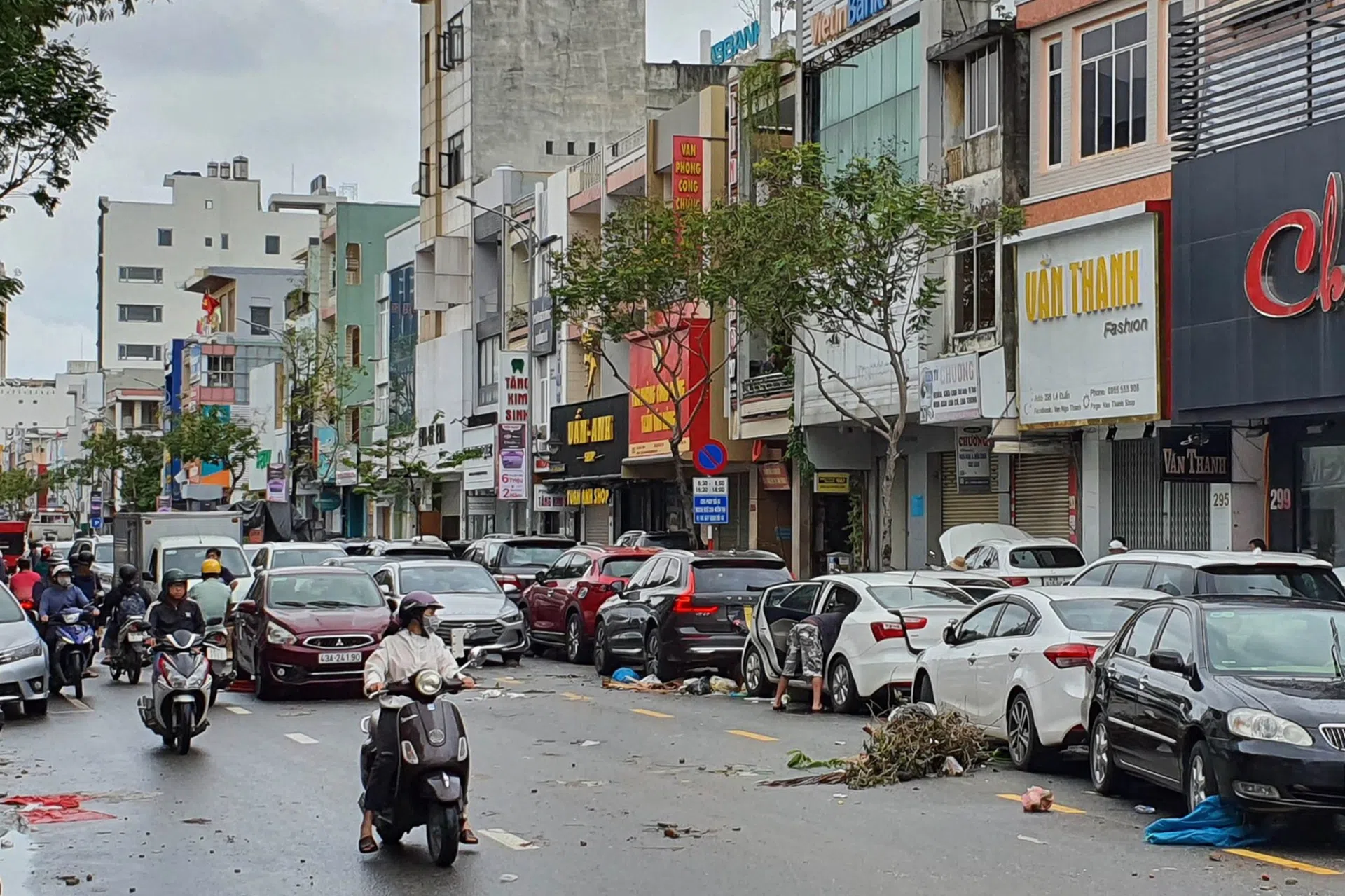 ẢNH/VIDEO: Ô tô, xe máy nằm la liệt trên đường phố Đà Nẵng sau cơn lũ lịch sử 203101