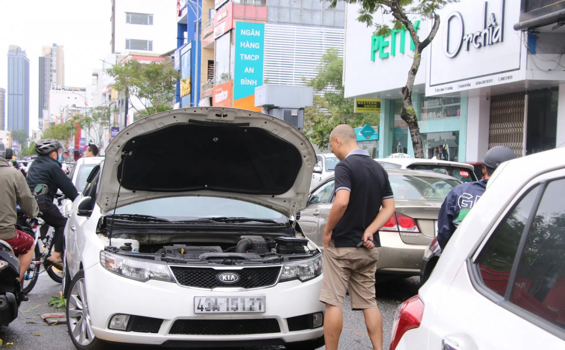 ẢNH/VIDEO: Ô tô, xe máy nằm la liệt trên đường phố Đà Nẵng sau cơn lũ lịch sử 203102