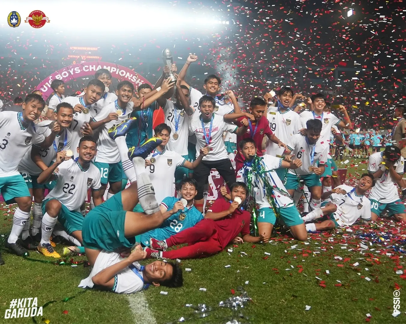 U16 Indonesia nhận mưa tiền thưởng sau khi vô địch Đông Nam Á 171015