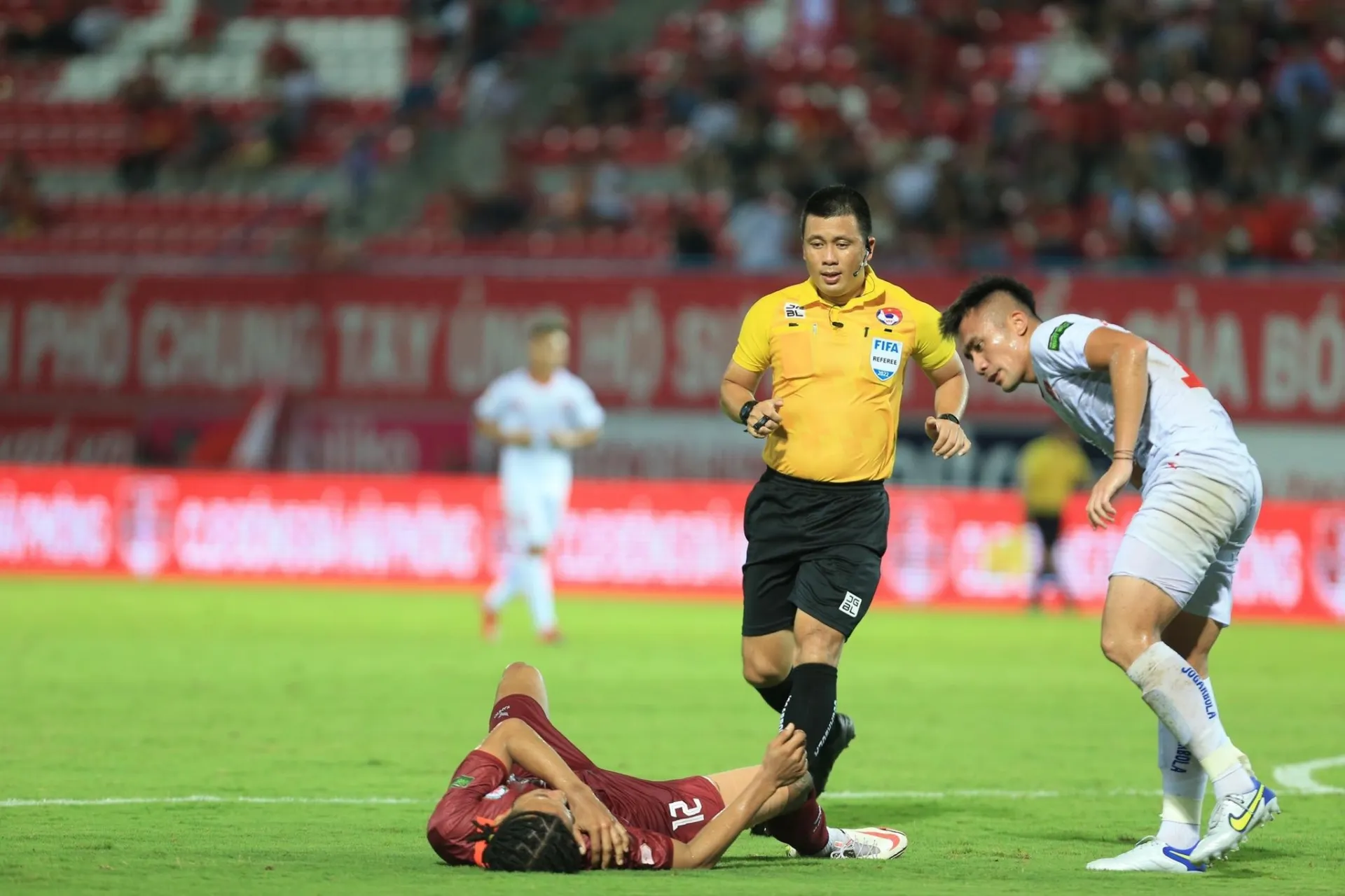 Trọng tài FIFA Đông Nam Á 'cầm cân nảy mực' trận Việt Nam vs Singapore 190638