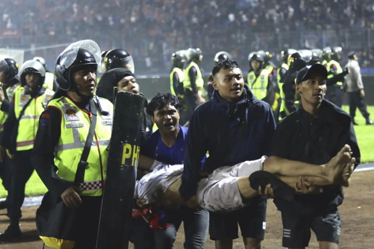 FIFA ra án phạt, Indonesia sẽ mất quyền đăng cai World Cup vì thảm kịch?  196108