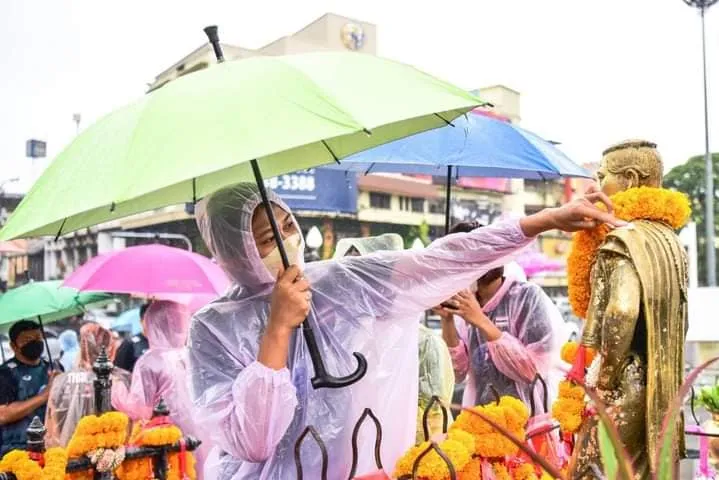 Cầu thủ bóng chuyền Thái Lan đội mưa cúng thần linh trước trận xuất quân 184609