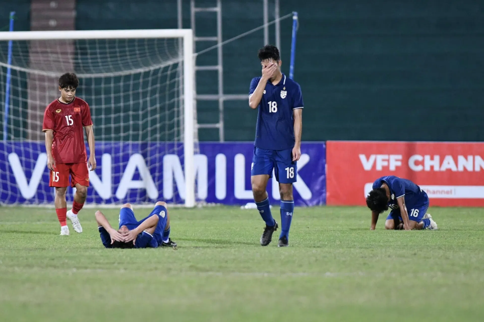 Cầu thủ Thái Lan khóc như mưa sau trận thua U17 Việt Nam 200122