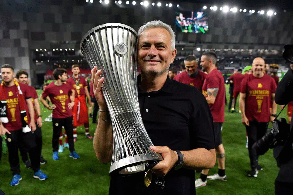 AS Roma đặt nước Ý \'dưới gót giày\', ai dám bảo là Mourinho đã hết thời? 180360