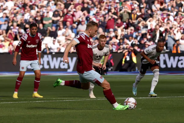 Trực tiếp West Ham 1-1 Fulham: Người hùng hóa tội đồ, chủ nhà gỡ hòa trên chấm 11m-200048