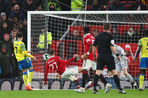 Trực tiếp MU 0-0 Nottingham Forest: Bóng tìm đến cột dọc 245403