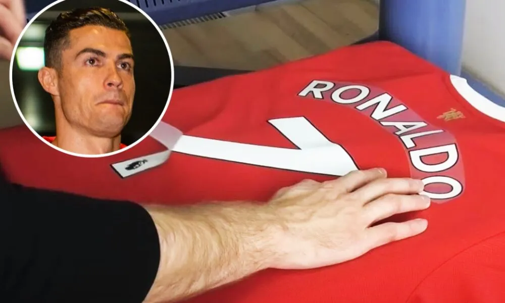 Despite-Cristiano-Ronaldos-controversial-transfer-leaving-the-Man-Utd-club-shop-runs-out-of-No.-7-shirts-as-fans-wait-in-line-for-his-jerseys-1000x600