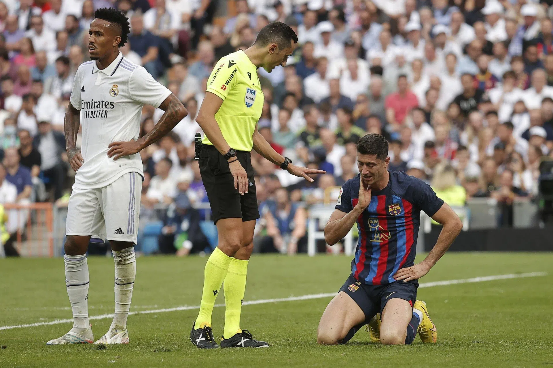 HLV Xavi thừa nhận tình hình tồi tệ tại Barca sau trận thua thảm Real Madrid 203762