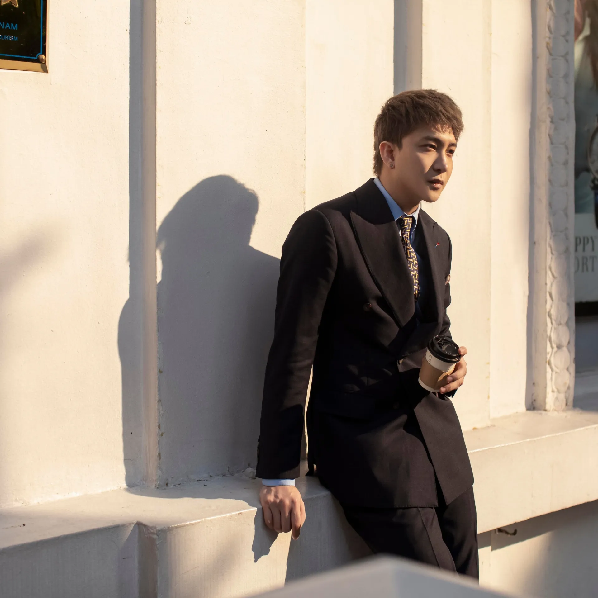 Nhan vat dai gia xuat hien trong phim Mon qua cua cha khi bao phong de nghe Thao hat