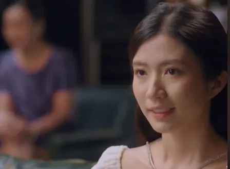 Nhan vat dai gia xuat hien trong phim Mon qua cua cha khi bao phong de nghe Thao hat