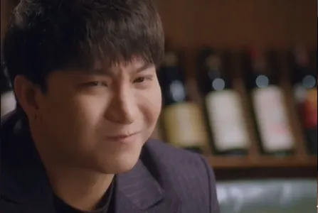 Nhan vat dai gia xuat hien trong phim Mon qua cua cha khi bao phong de nghe Thao hat