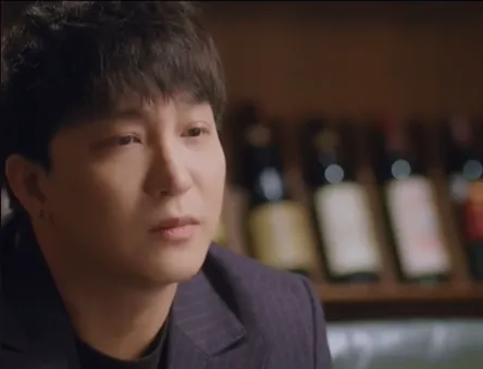 Nhan vat dai gia xuat hien trong phim Mon qua cua cha khi bao phong de nghe Thao hat