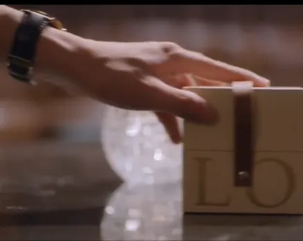 Nhan vat dai gia xuat hien trong phim Mon qua cua cha khi bao phong de nghe Thao hat