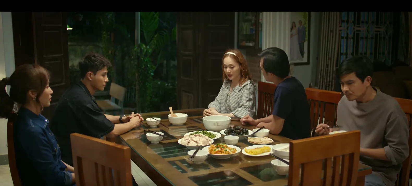 Gia đình mình vui bất thình lình tập 47: Hà, Trâm Anh lần lượt mắng Công, ông Toại làm một hành động gây chú ý