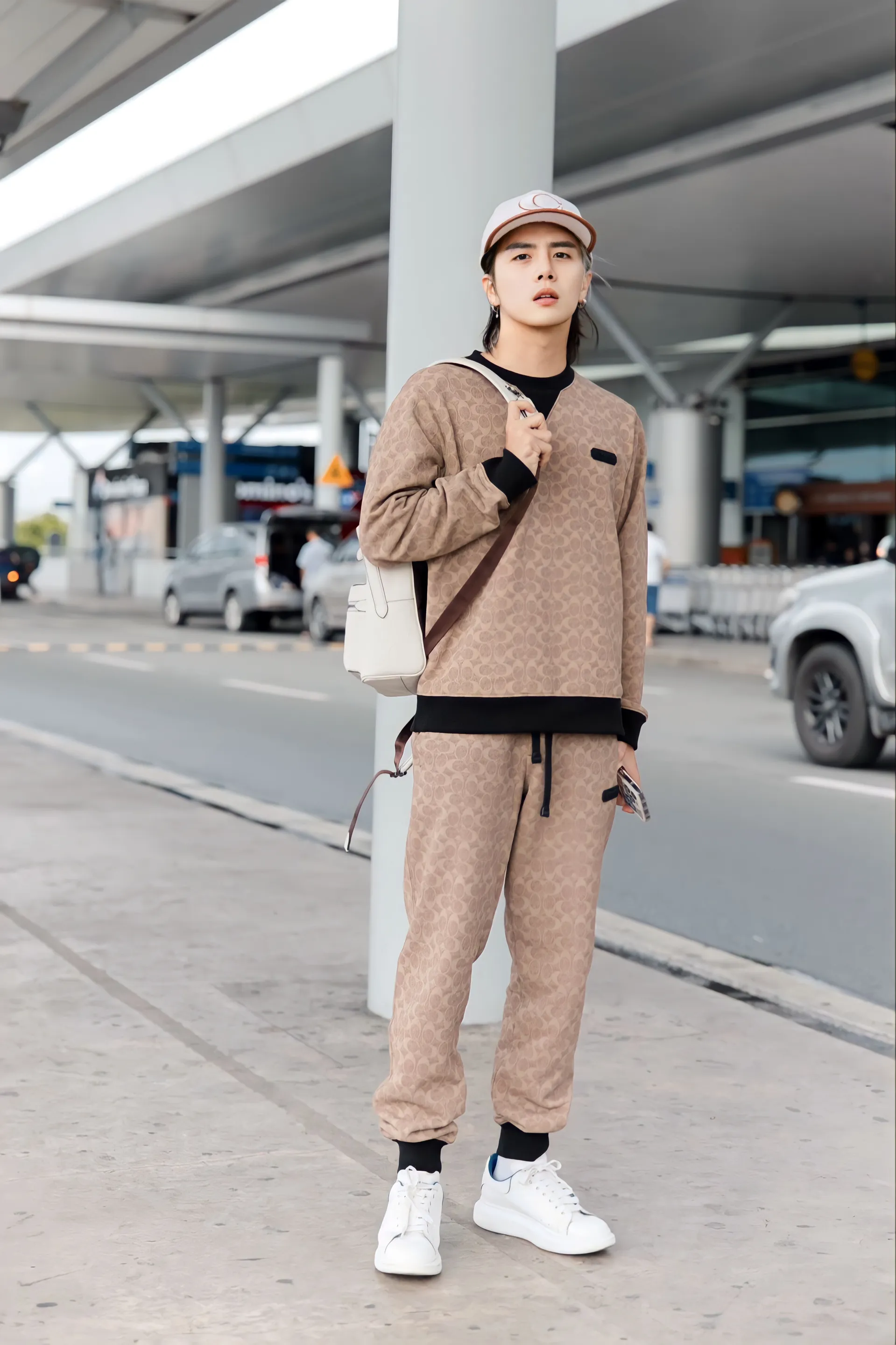 -duy-khanh-tro-thanh-dai-dien-duy-nhat-cua-viet-nam-tham-du-show-coach-tai-tuan-le-thoi-trang-new-york-20232