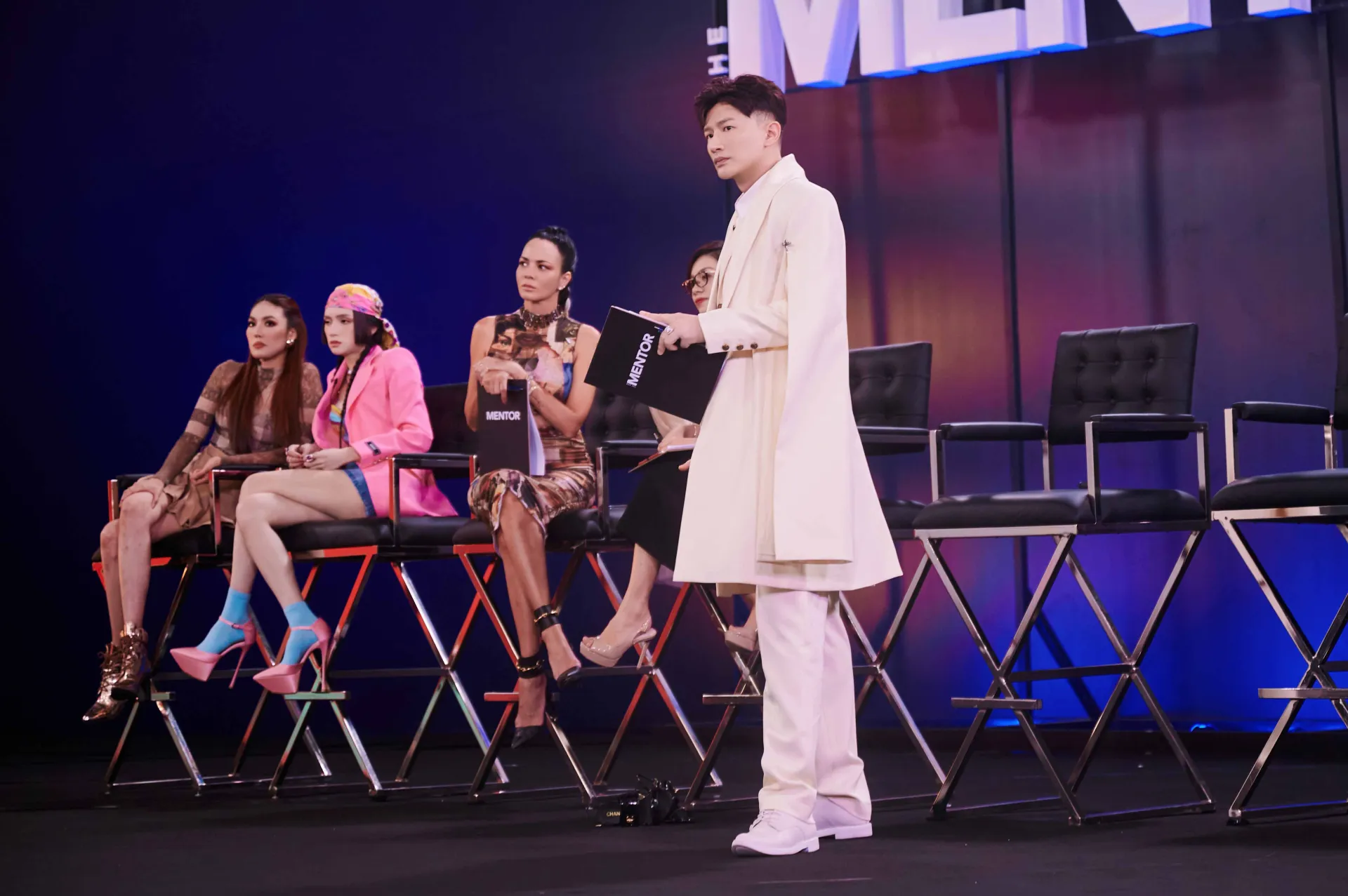 khong-con-ran-nut-ha-ho-bat-tay-huong-giang-giai-hoa-da-lan-khue-ra-chuong-ga2