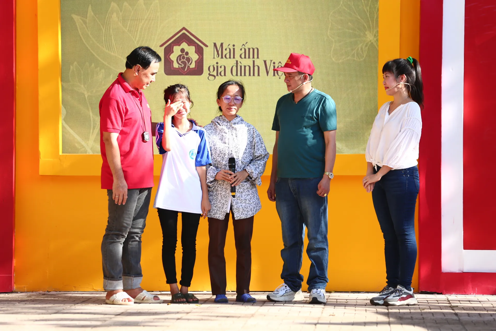 mai-am-gia-dinh-viet-quyen-linh-huong-tuoi-va-chien-thang-tang-tien-cho-tre-mo-coi1