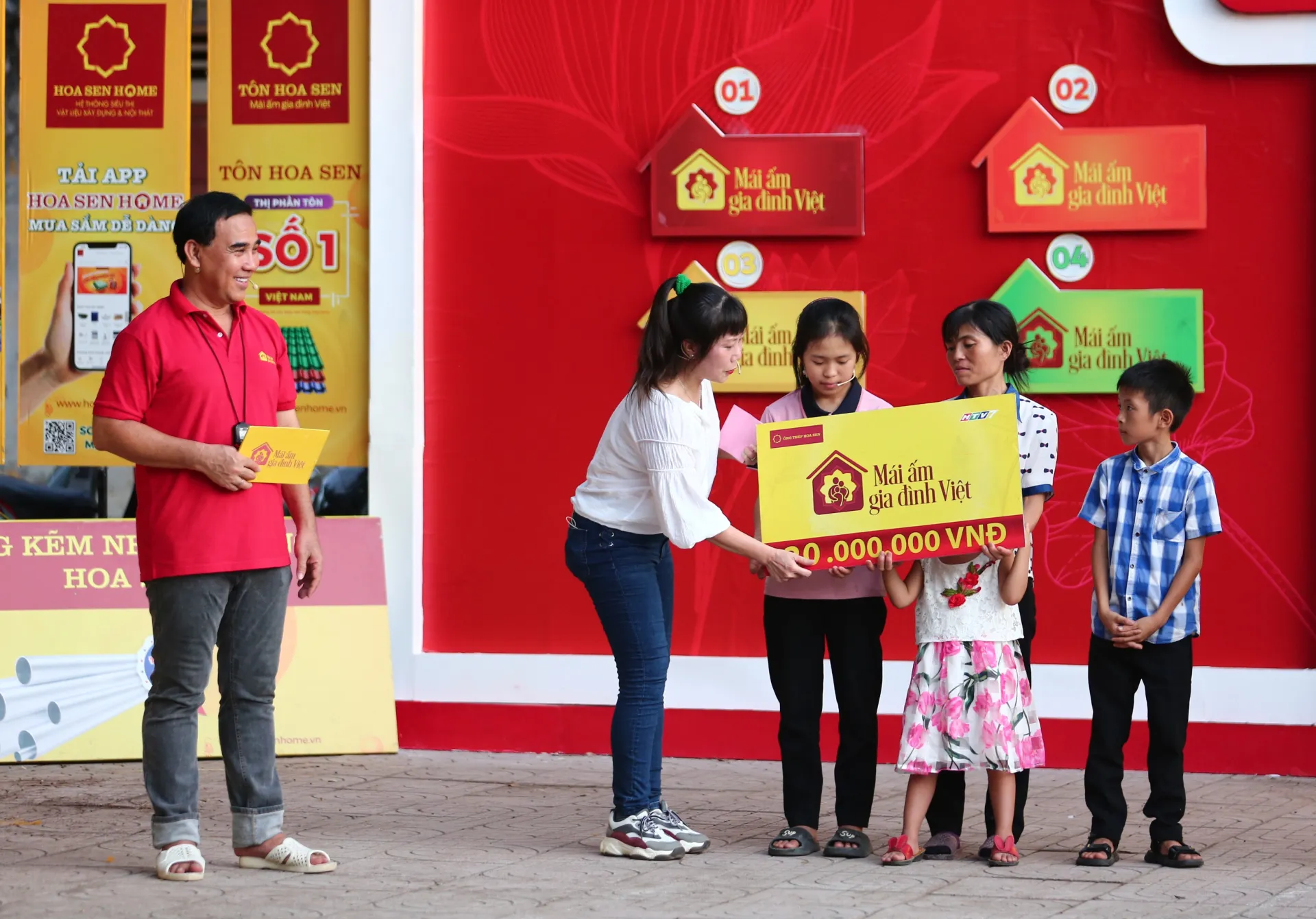 mai-am-gia-dinh-viet-quyen-linh-huong-tuoi-va-chien-thang-tang-tien-cho-tre-mo-coi4