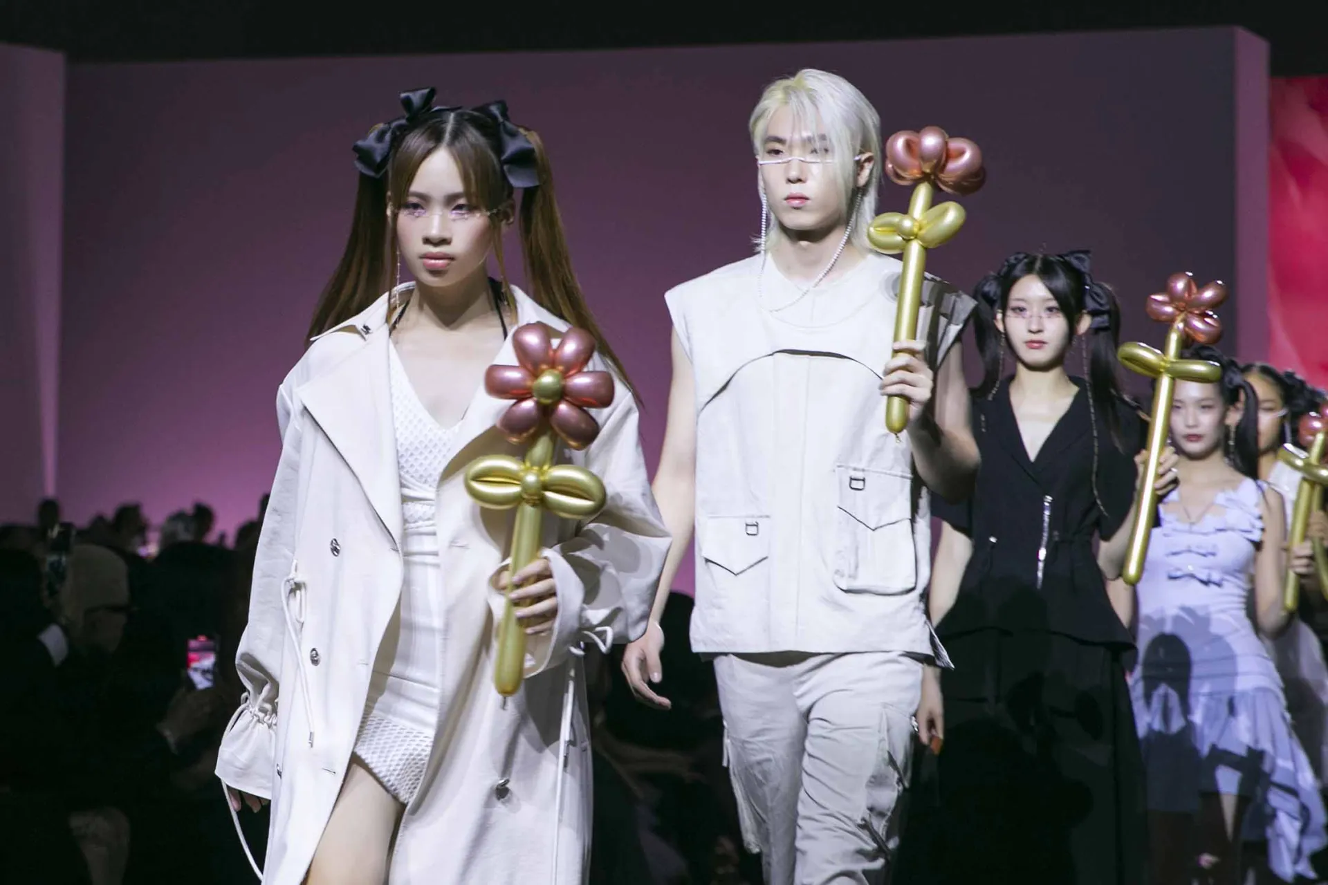 seoul-fashion-week-2023-bao-ha-catwalk-lanh-lung-thu-hut-truyen-thong-quoc-te24