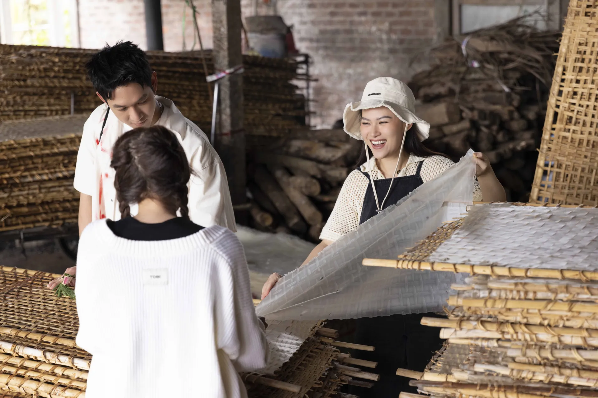 trai-nghiem-du-lich-8-tieng-day-thu-vi-cua-ngoc-thanh-tam-va-dan-nghe-si-i5