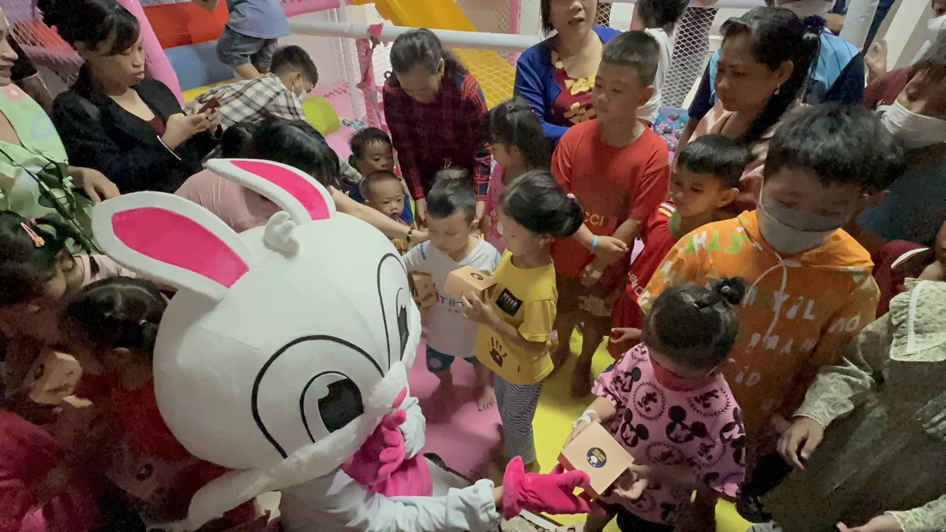 benh-nhi-tai-ca-mau-soc-trang-cuoi-rang-ro-voi-san-choi-do-thuy-tien-trao-tang-12