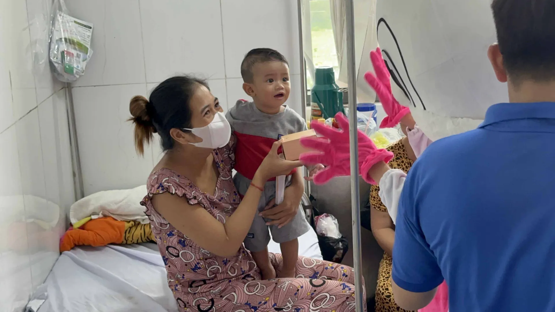 benh-nhi-tai-ca-mau-soc-trang-cuoi-rang-ro-voi-san-choi-do-thuy-tien-trao-tang-23