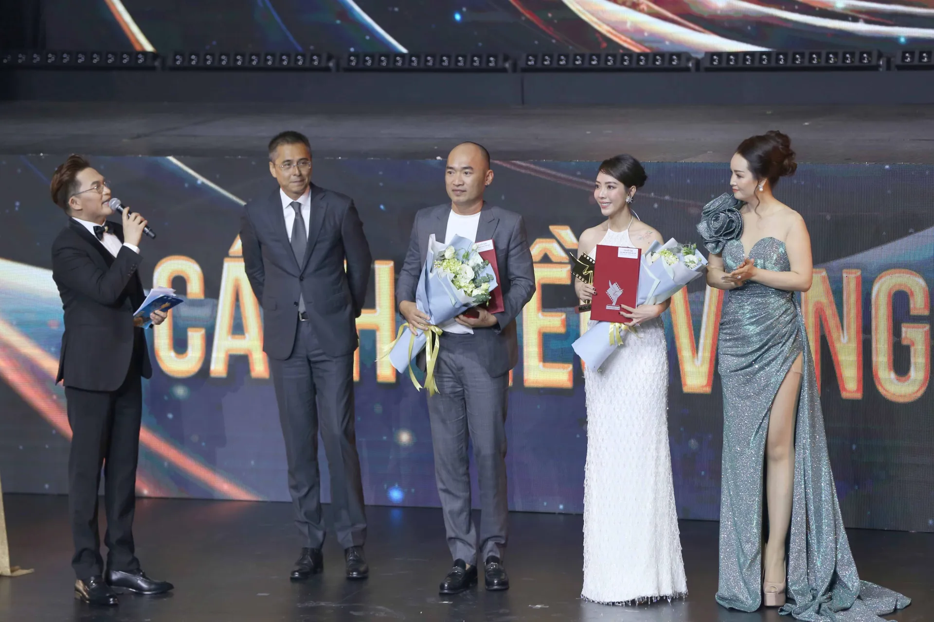 con-nhot-mot-chong-thang-lon-o-canh-dieu-vang-20232 (2)