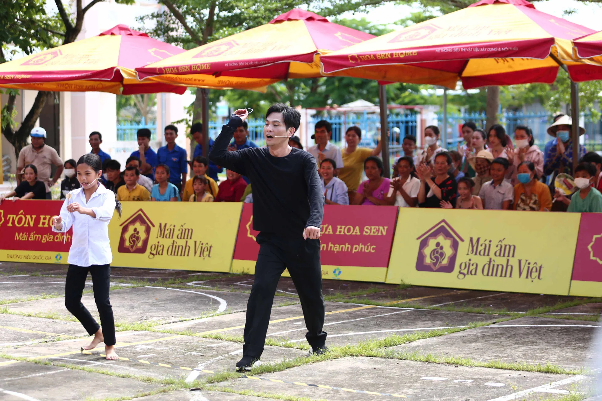 nsut-my-uyen-va-ca-si-lam-hung-gop-suc-mang-ve-giai-thuong-85-trieu-cho-tre-em-mo-coi2 (2)