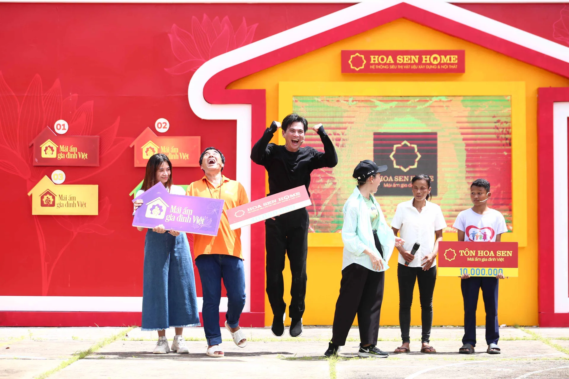 nsut-my-uyen-va-ca-si-lam-hung-gop-suc-mang-ve-giai-thuong-85-trieu-cho-tre-em-mo-coi23