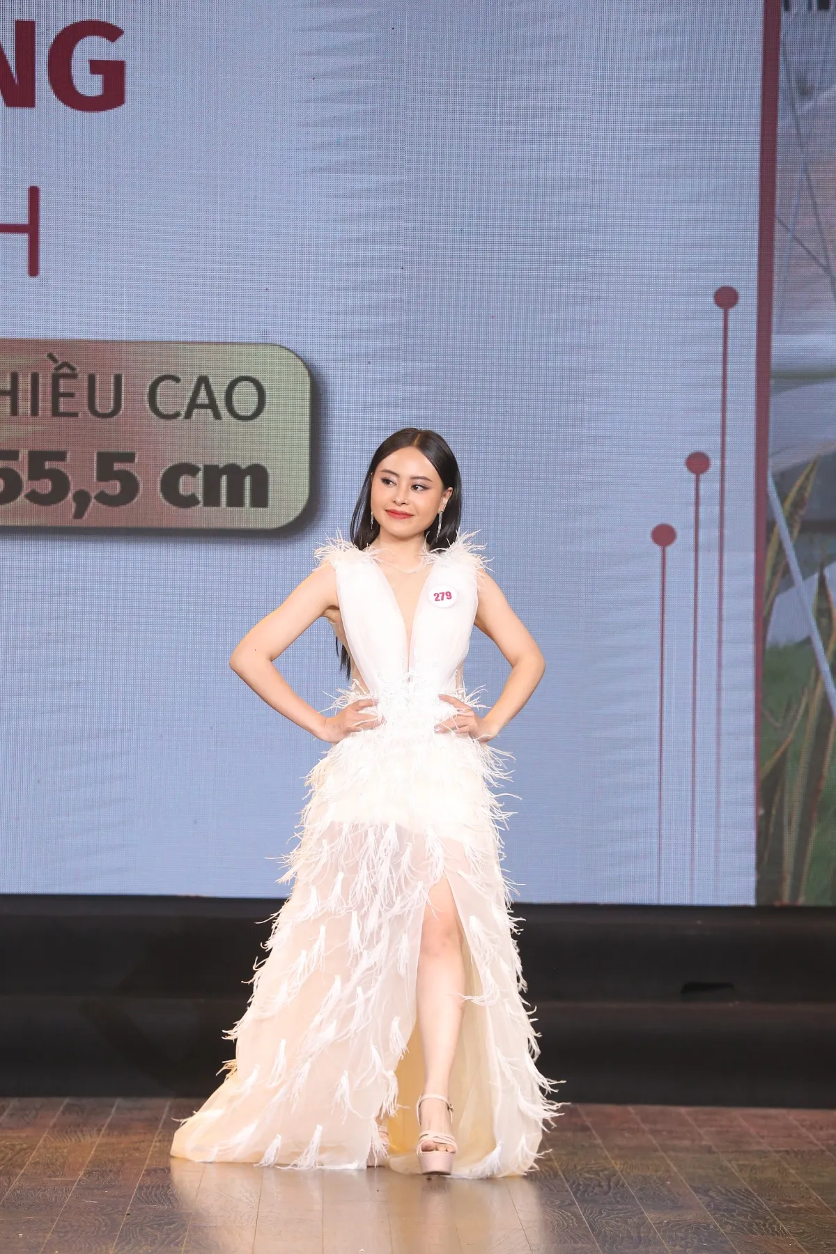 le-trang-ngan-a-hau-co-chieu-cao-thap-nhat-lich-su-nhan-sac-viet1