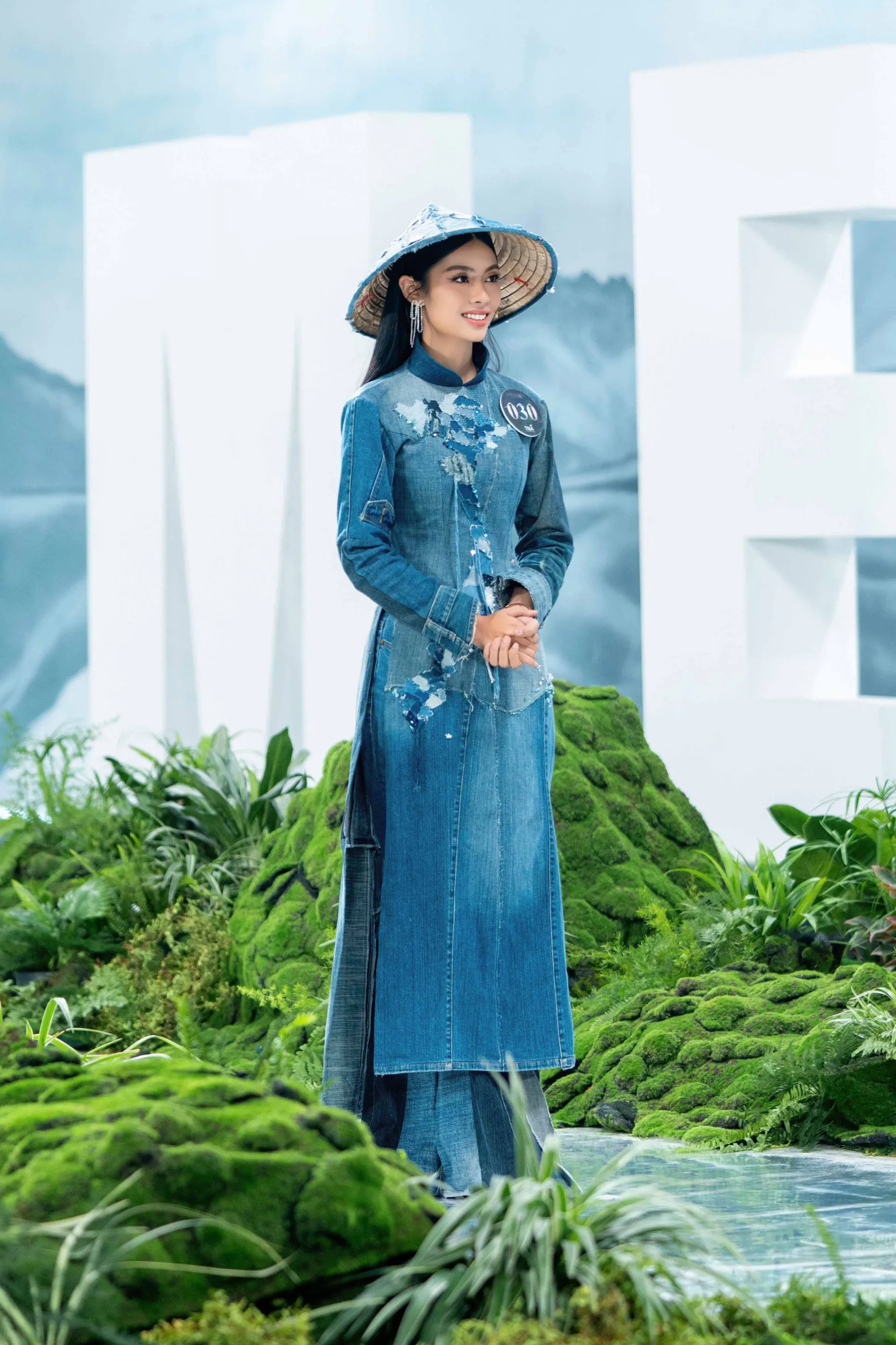 trang-phuc-tai-che-doc-dao-cua-thi-sinh-miss-earth-viet-nam-20235