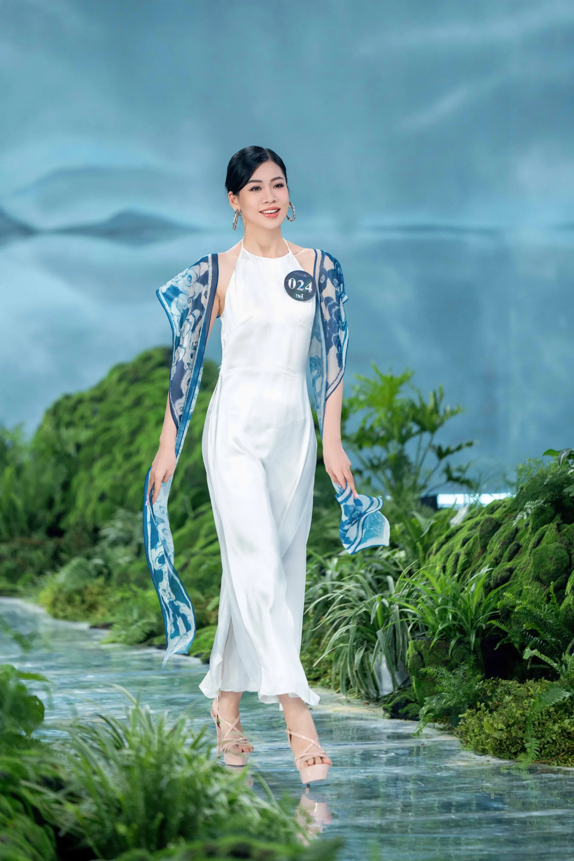 trang-phuc-tai-che-doc-dao-cua-thi-sinh-miss-earth-viet-nam-20237