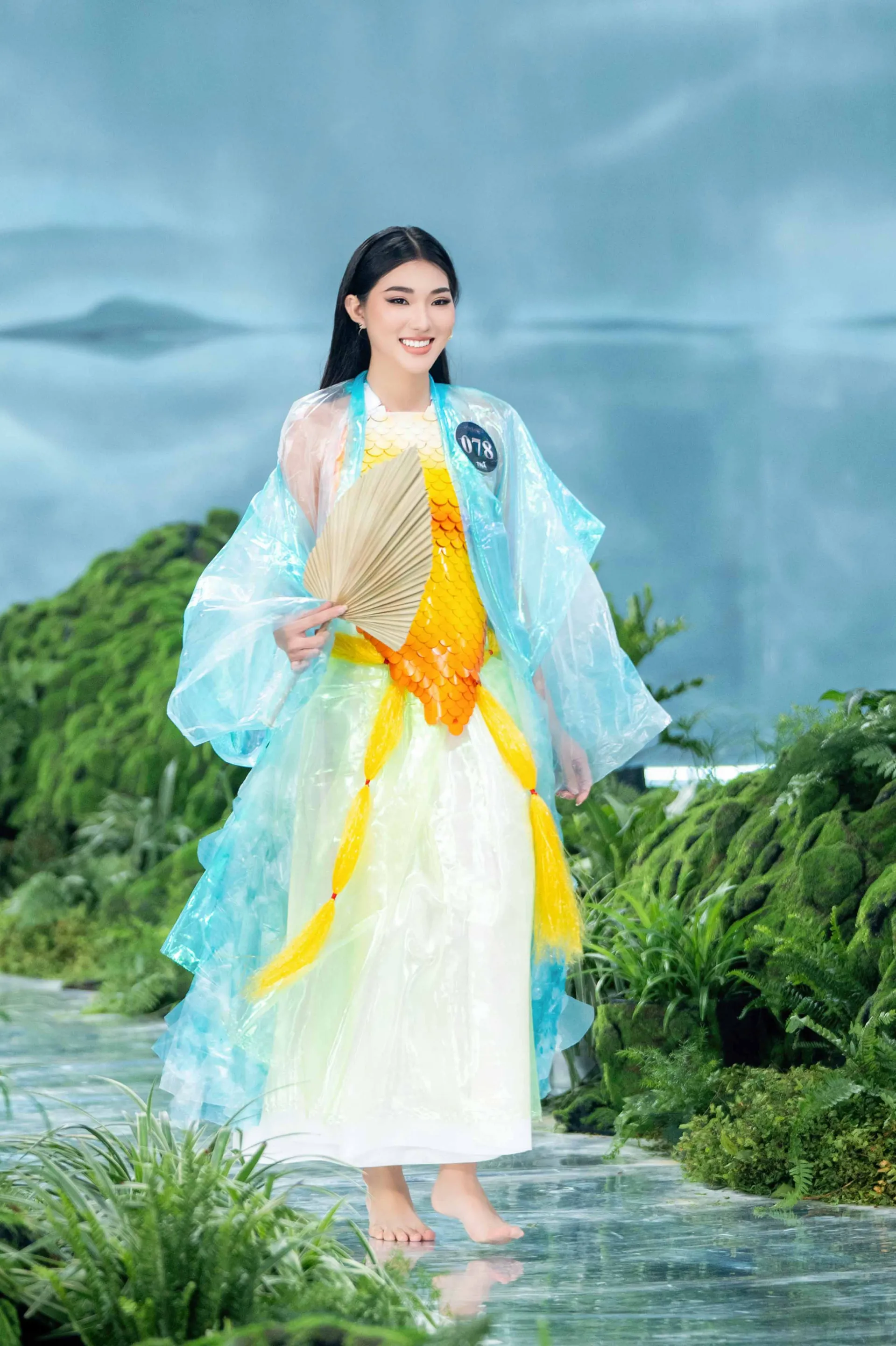 trang-phuc-tai-che-doc-dao-cua-thi-sinh-miss-earth-viet-nam-202379