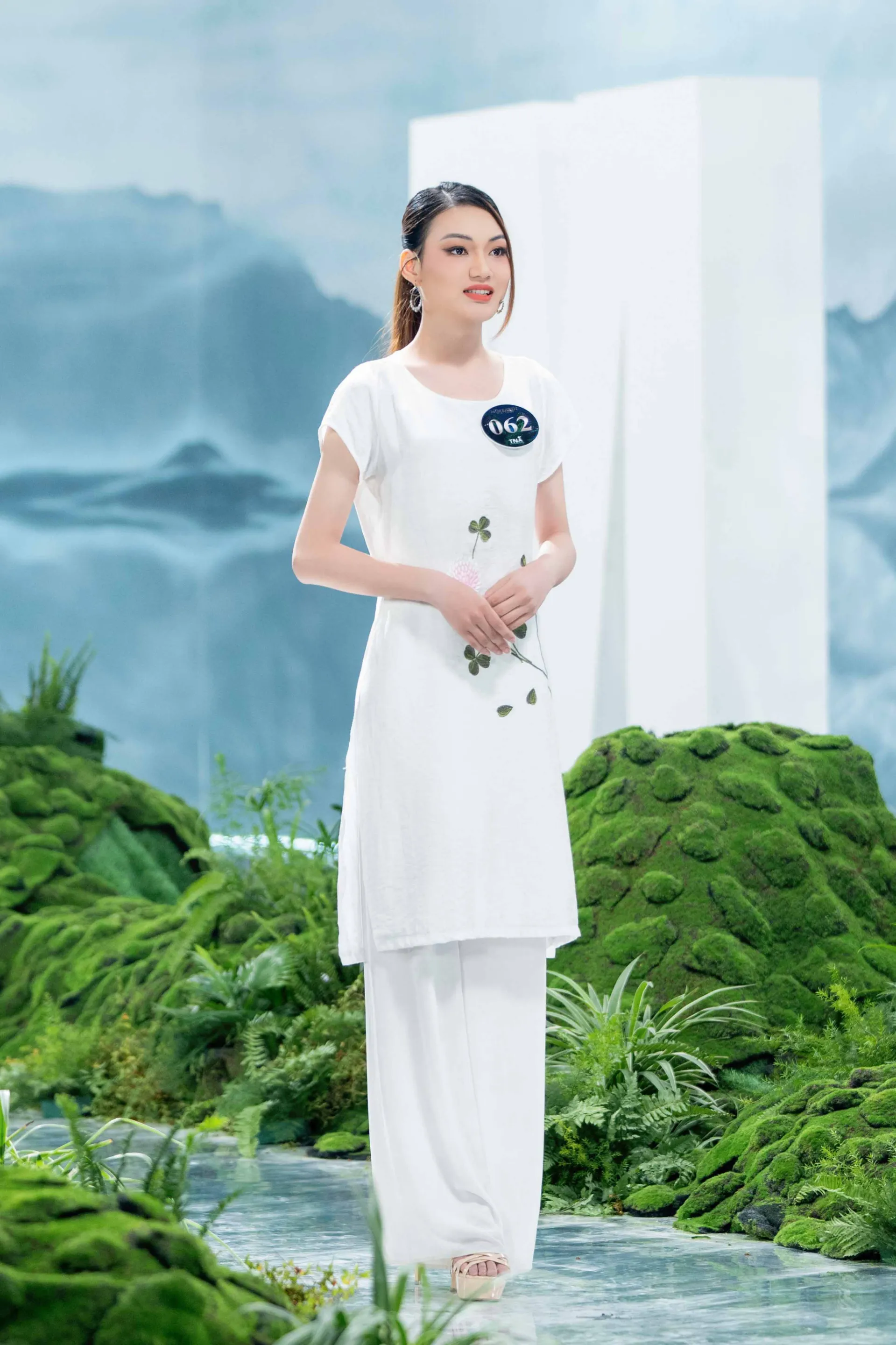 trang-phuc-tai-che-doc-dao-cua-thi-sinh-miss-earth-viet-nam-202394