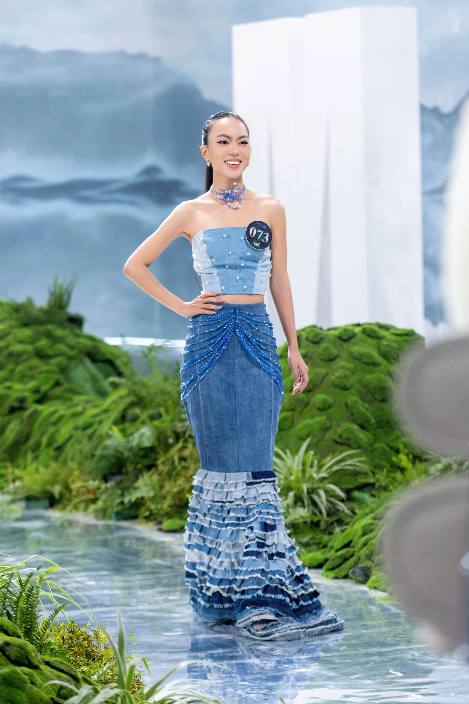 trang-phuc-tai-che-doc-dao-cua-thi-sinh-miss-earth-viet-nam-202395