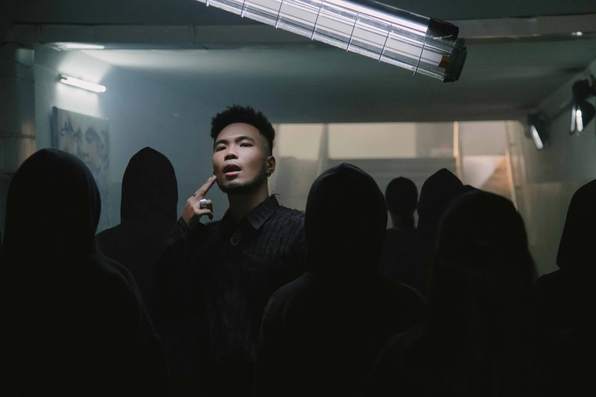 orange-sang-tac-nhac-that-tinhhe-lo-moi-tinh-dau-thuong-cua-ban-than-qua-mv-co-dau-thi-dau-mot-minh2