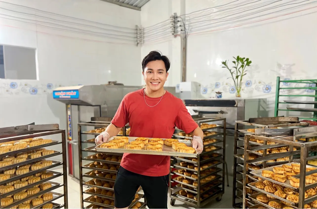 mc-dien-vien-le-nguyen-bao-lam-banh-trung-thu-ho-tro-nguoi-dan-vu-chay-chung-cu-mini3