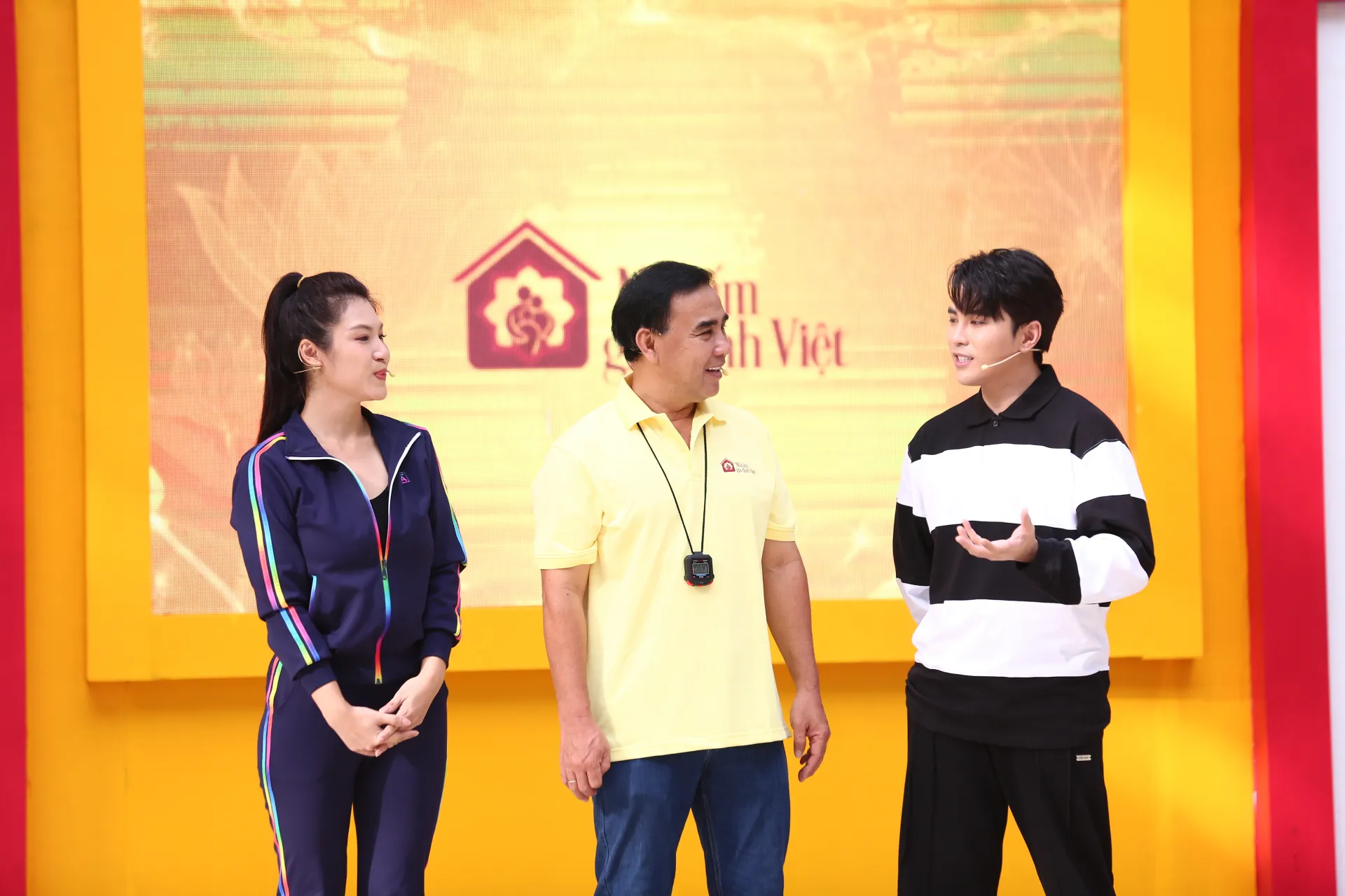 -mc-quyen-linh-will-365-va-mc-viet-anh-xot-xa-truoc-hoan-canh-cua-cac-em-nho-mo-coi176