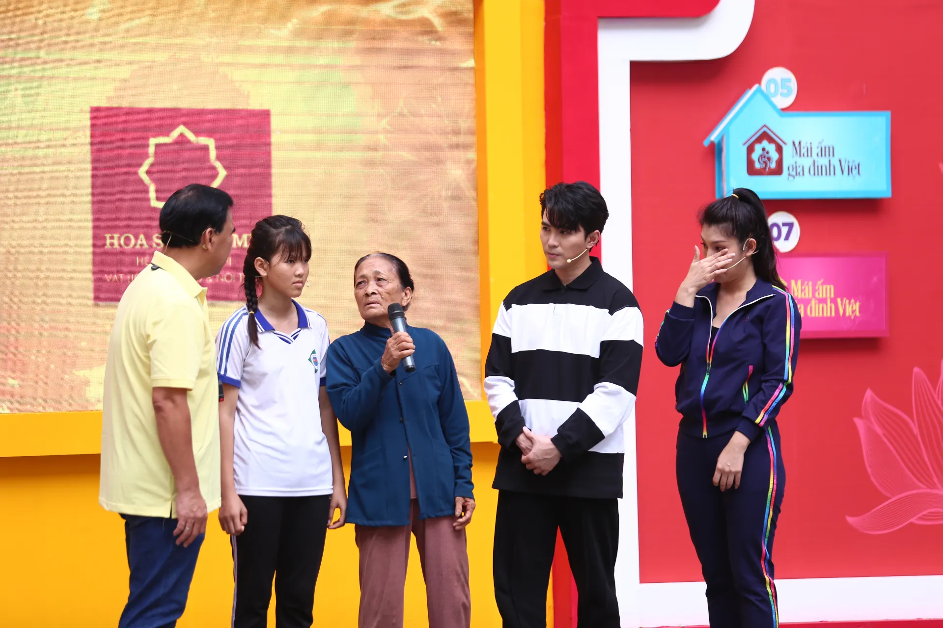 -mc-quyen-linh-will-365-va-mc-viet-anh-xot-xa-truoc-hoan-canh-cua-cac-em-nho-mo-coi6