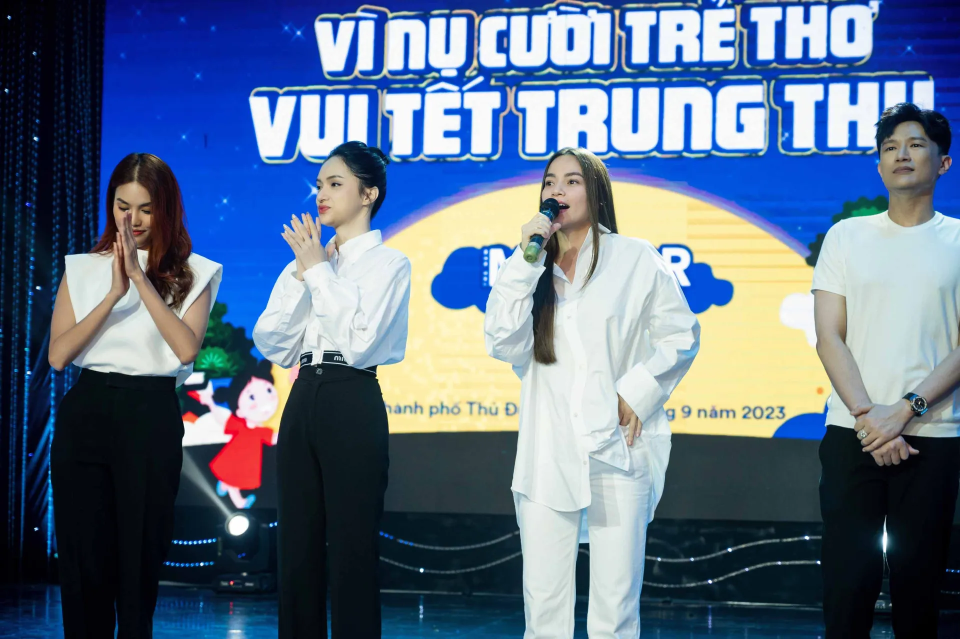 ho-ngoc-ha-huong-giang-lan-khue-di-trao-qua-trung-thu-cho--tre-em-co-hoan-canh-kho-khan1