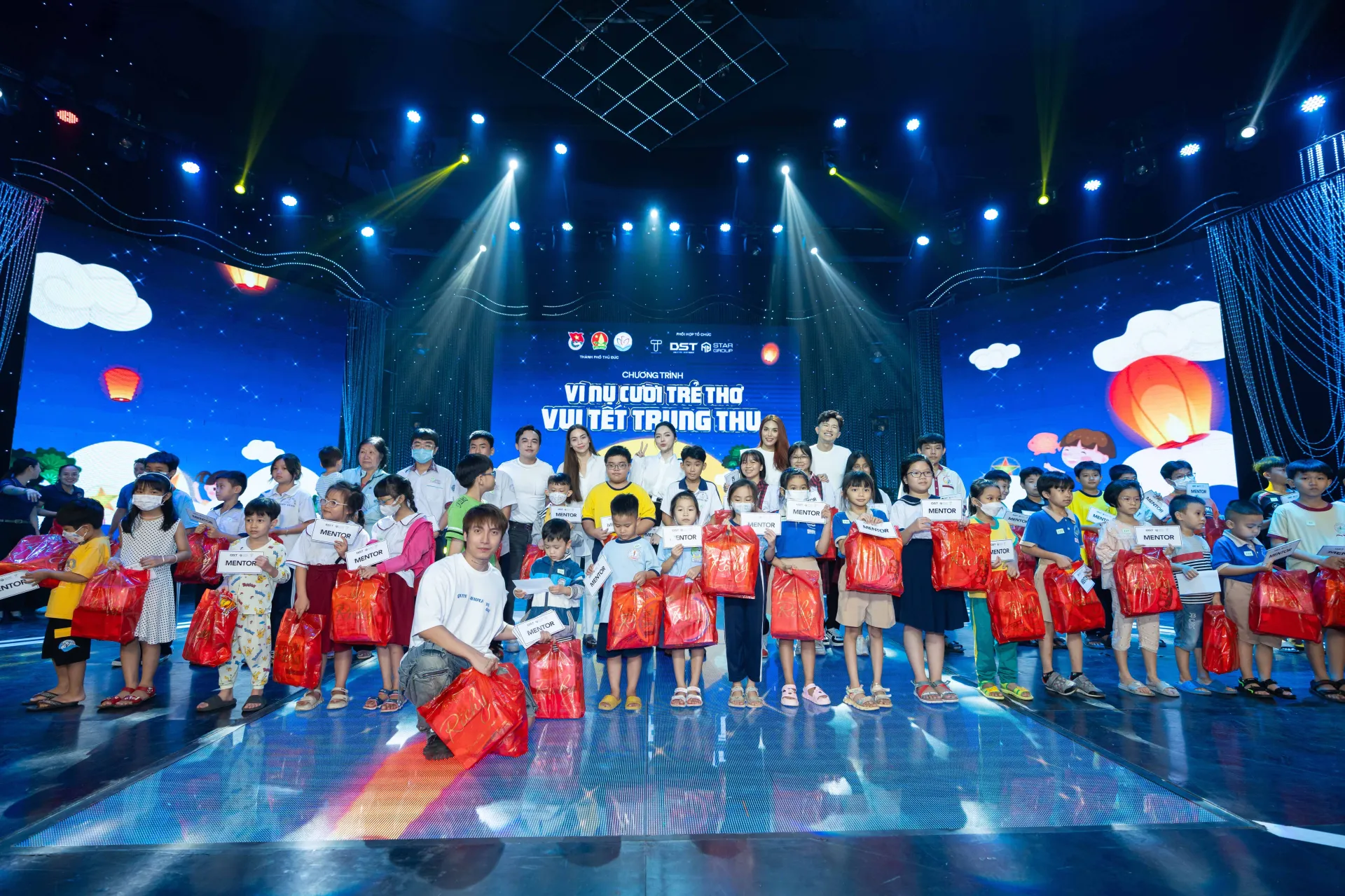 ho-ngoc-ha-huong-giang-lan-khue-di-trao-qua-trung-thu-cho--tre-em-co-hoan-canh-kho-khan12