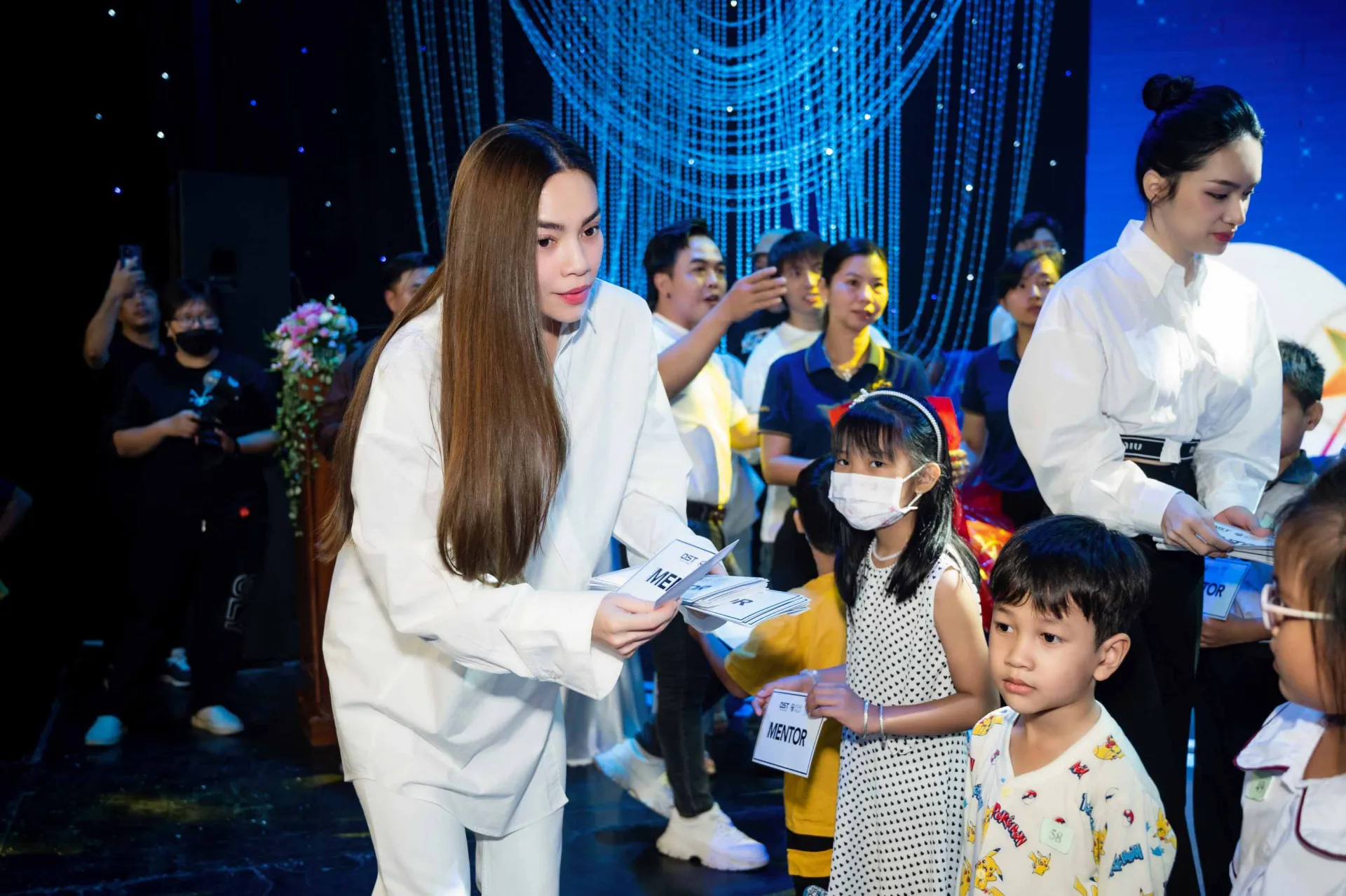 ho-ngoc-ha-huong-giang-lan-khue-di-trao-qua-trung-thu-cho--tre-em-co-hoan-canh-kho-khan122