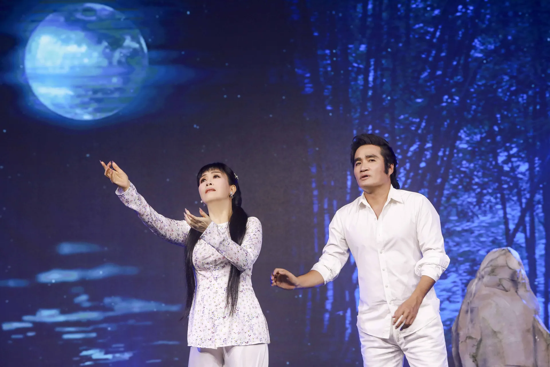 nghe-si-kieu-oanh-tiep-tuc-lam-moi-ban-than-trong-anh-con-no-em57