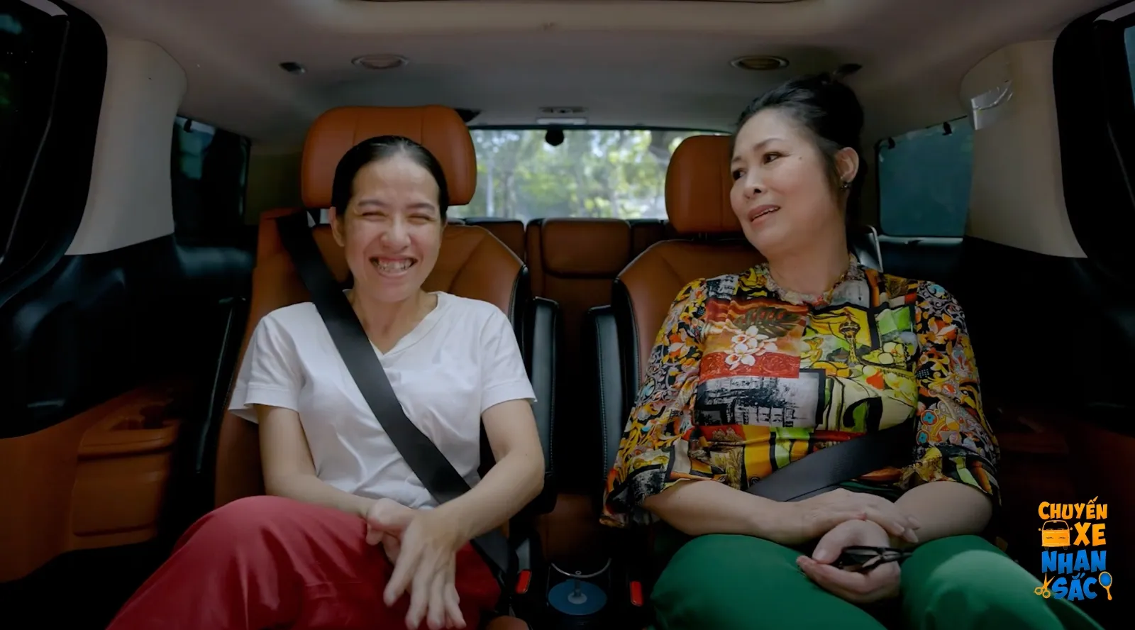 batch_NSND Hong Van tro chuyen cung nhan vat