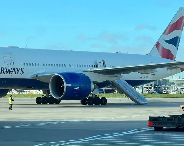 tiep-vien-hang-khong-mo-nham-cua-thoat-hiem-1