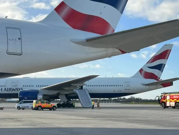 tiep-vien-hang-khong-mo-nham-cua-thoat-hiem-2