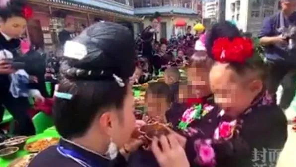 con-khoe-an-trua-o-truong-vui-me-xem-xong-bao-canh-sat-2