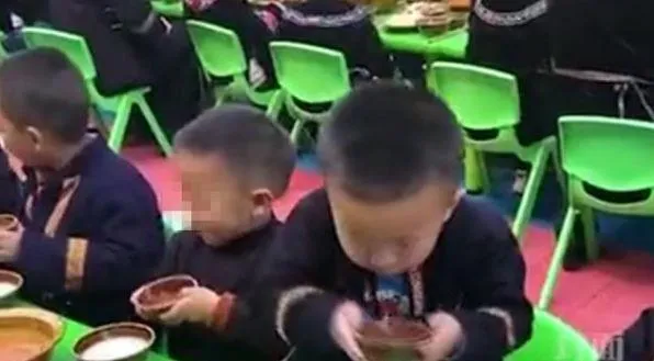 con-khoe-an-trua-o-truong-vui-me-xem-xong-bao-canh-sat-3